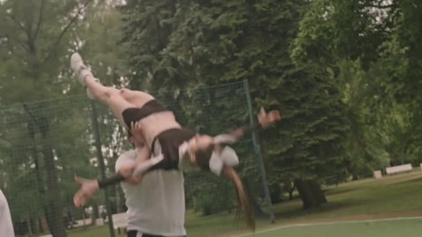 Flyer Meisje Uitvoeren Stunt Met Hulp Van Mannelijke Atleet Tijdens — Stockvideo