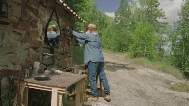 Yaşlı Bir Adamın Çekiç Kullanırken Ormanda Evinin Önüne Kanca Atması — Stok video