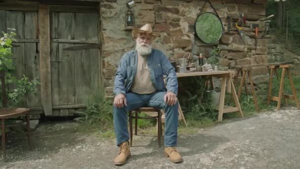 Dlouhý Portrét Staršího Muže Sedícího Židli Teritoriu Svého Domu Bez — Stock video