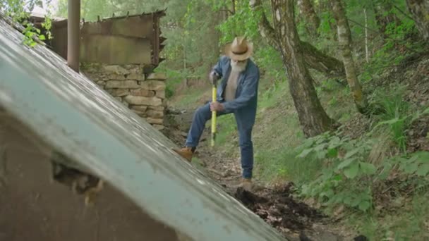 Long Shot Man Removing Soil Surface Roof Cellar While Working — Stok Video
