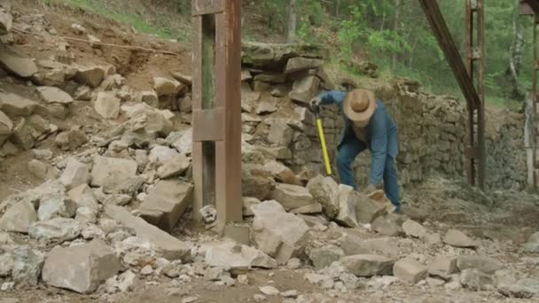 Velmi Dlouhý Záběr Údržbáře Lopatou Vybírající Kameny Opravu Jeho Lesního — Stock video