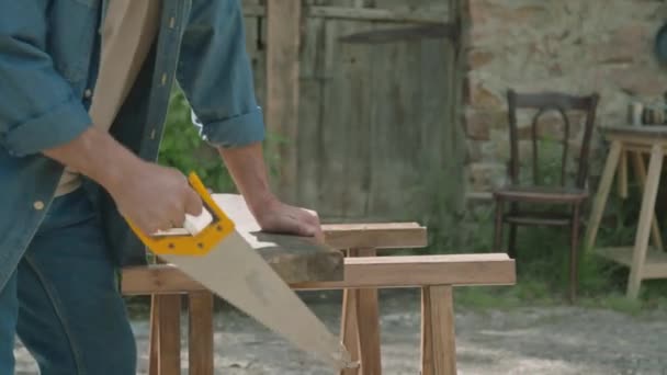 Evin Dışında Eski Sandalyeyi Tamir Ederken Testere Kullanan Yaşlı Bir — Stok video