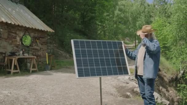 Středně Dlouhý Záběr Staršího Muže Jak Nastavuje Solární Panely Stojící — Stock video