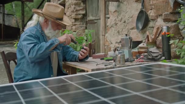 Rack Zaměření Starší Muž Pomocí Šroubováku Při Upevnění Rozbité Solární — Stock video