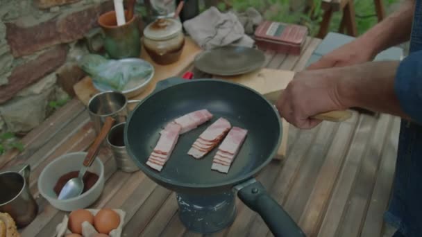 Cortado Tiro Hombre Irreconocible Cocinar Desayuno Con Tocino Cocina Aire — Vídeos de Stock