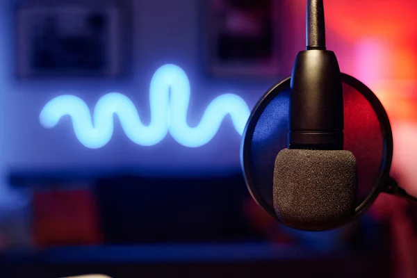 Mikrofon Hängande Framför Kameran Över Arbetsplatsen Radioprogramledare Eller Podcast Skapare — Stockfoto