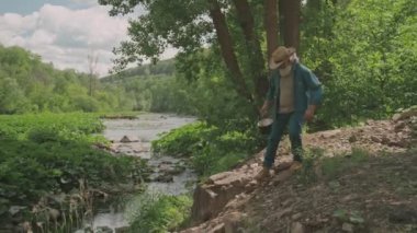 Yaşlı bir adamın ıssız bir yerde yaşayıp dereden su toplaması çok uzak bir ihtimal.