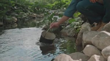 Orman bölgesinde yaşayan emeklilerin su dolu çömlek görüntülerini kaldır.