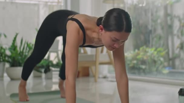 Mujer Joven Traje Deportivo Haciendo Flujo Vinyasa Yoga Mientras Hace — Vídeos de Stock