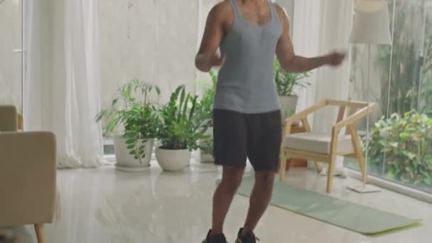 Naklonit Záběr Atletický Muž Sportovním Oblečení Skákací Lano Obývacím Pokoji — Stock video