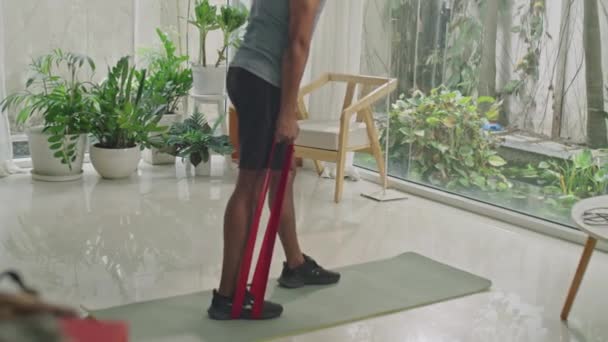 Spor Giyimli Bir Adamın Oturma Odasında Egzersiz Paspası Üzerinde Çalışırken — Stok video