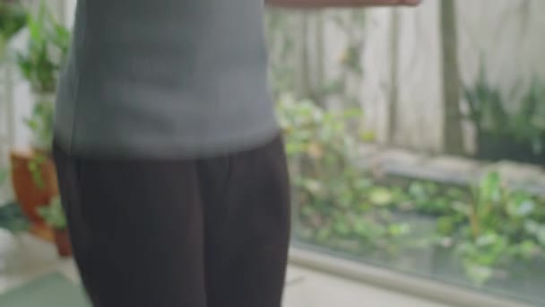 Svalnatý Muž Sportovním Oblečení Skákání Provaz Doma Zatímco Kardio Cvičení — Stock video