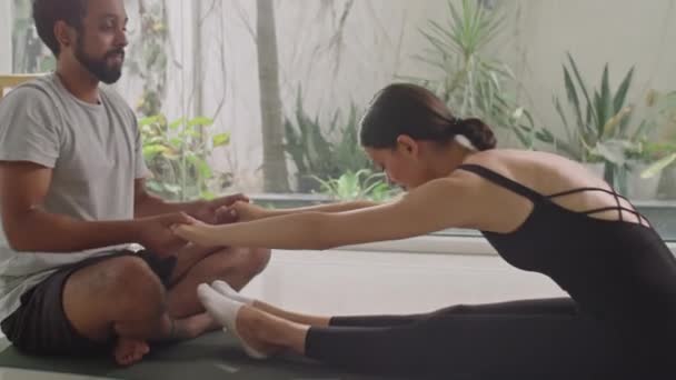 Treinador Fitness Masculino Ajudando Mulher Com Fazer Curvatura Sentada Para — Vídeo de Stock