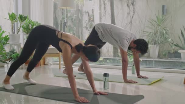 Genç Kadın Kişisel Antrenör Dong Tam Pozu Evde Yoga Yaparken — Stok video