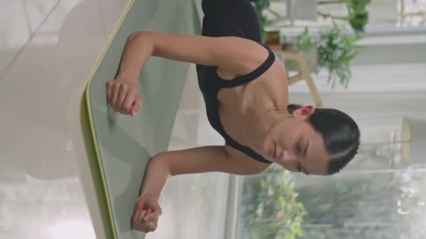 Gambar Vertikal Dari Wanita Muda Memegang Papan Pada Tikar Latihan — Stok Video