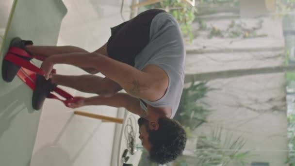 Spor Yapan Bir Adamın Oturma Odasında Egzersiz Paspası Üzerinde Direniş — Stok video