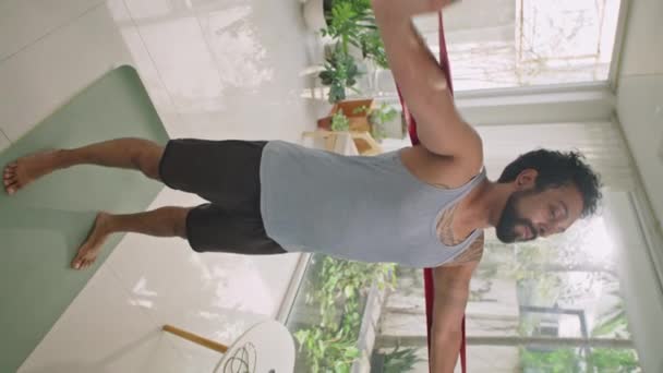 Sportif Adamın Evde Antrenman Yaparken Direnç Bandıyla Göğüs Egzersizi Yaptığı — Stok video