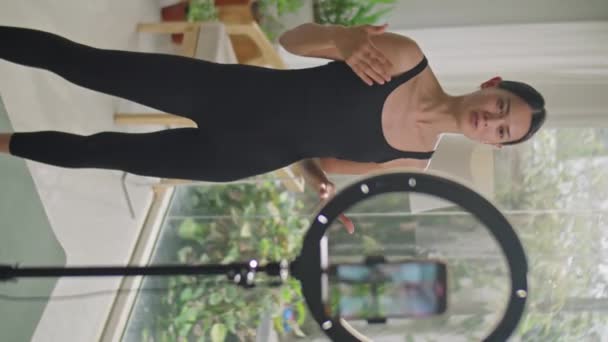 Imagem Vertical Influenciador Fitness Feminino Falando Frente Smartphone Tripé Com — Vídeo de Stock