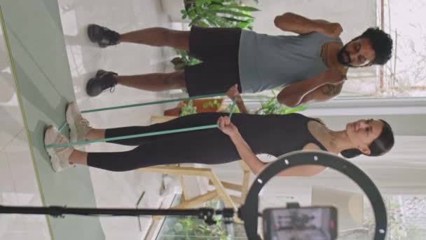 Imagem Vertical Blogueiro Fitness Explicando Como Fazer Cachos Bíceps Com — Vídeo de Stock