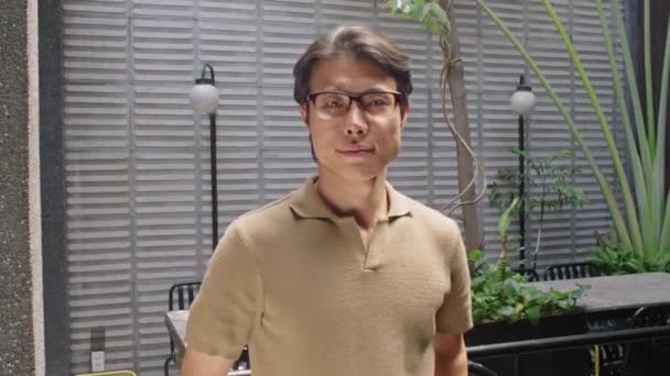 Média Foto Retrato Homem Asiático Casual Polo Shirt Óculos Escritório — Vídeo de Stock