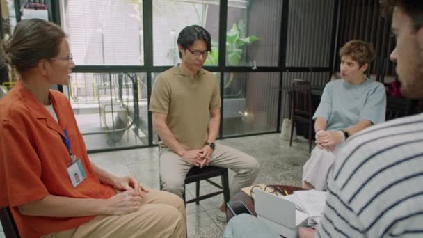 Aziatische Man Delen Geestelijke Gezondheidsproblemen Met Psycholoog Patiënten Zitten Cirkel — Stockvideo