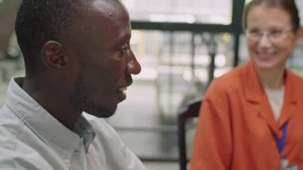 Heureux Homme Afro Américain Souriant Parlant Surmonter Dépression Lors Une — Video