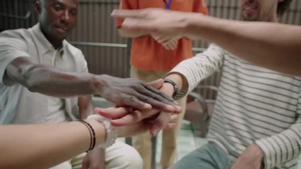 Mladí Multietničtí Lidé Sedí Kruhu Skládají Ruce Sobě Usmívají Zatímco — Stock video