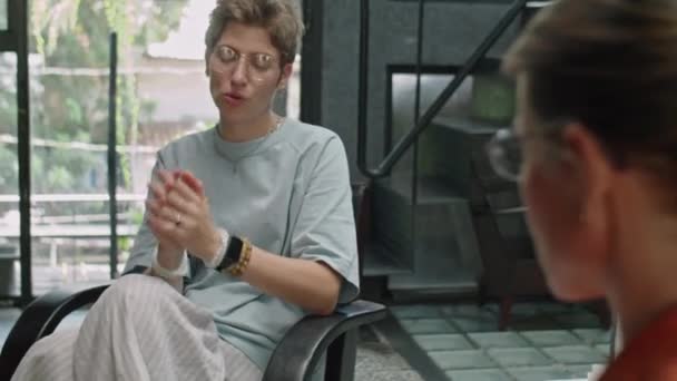 그녀가 노트를 만드는 심리학자에게 우울증에 말하는 여성의 기울기 아래로 — 비디오