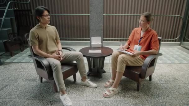 亚洲男性和白人女性心理学家在面对面治疗过程中讨论患者心理健康危机的全面镜头 — 图库视频影像