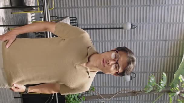Retrato Vertical Tiro Alegre Ásia Homem Bege Polo Shirt Óculos — Vídeo de Stock