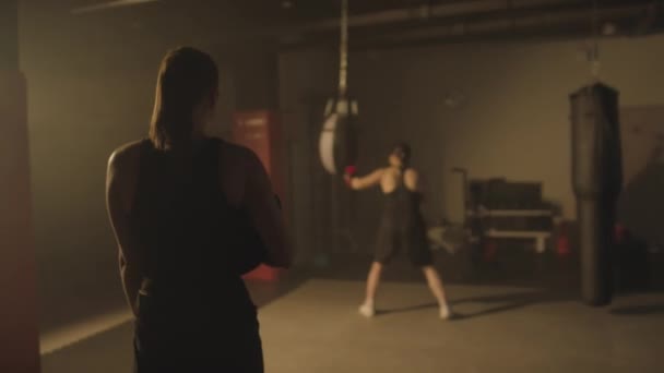 Sporcu Kadının Boks Ringine Gelirken Antrenörünü Orta Uzunlukta Selamlaması — Stok video