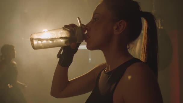 Zijaanzicht Van Vrouwelijke Vechter Drinkwater Training Aanraken Van Haar Gezicht — Stockvideo