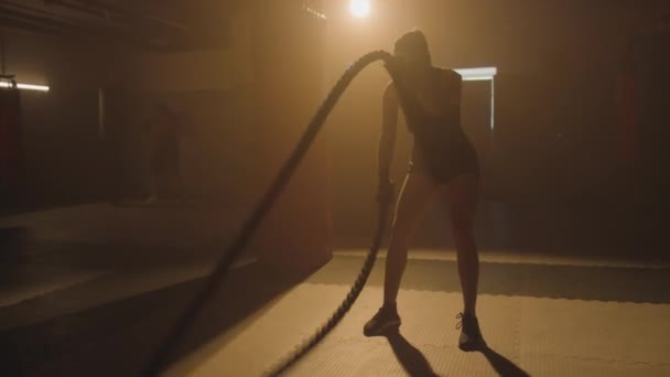 Długi Strzał Kobiety Sportowiec Robi Ćwiczenia Liny Bojowej Podczas Treningu — Wideo stockowe