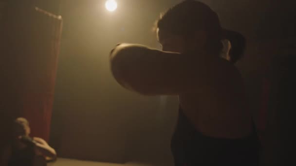 Zijaanzicht Van Vrouwelijke Bokser Oefenen Serie Slagen Tijdens Training Dimlicht — Stockvideo