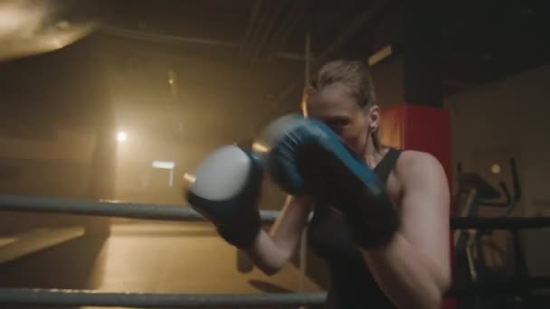 Mittlere Aufnahme Einer Kämpferin Die Vor Dem Wettkampf Mit Handschuhen — Stockvideo