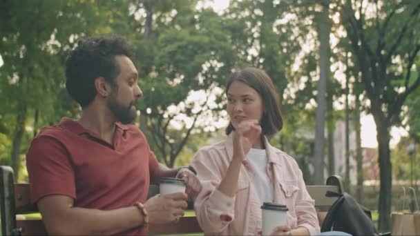 Közepes Felvétel Fiatal Férfiról Nőről Akik Padon Ülnek Parkban Kávéznak — Stock videók