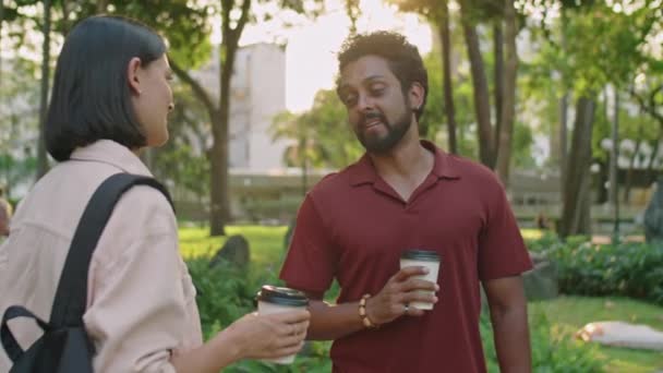 Közepesen Vidám Férfi Női Barátok Beszélgetnek Egy Kávé Mellett Parkban — Stock videók