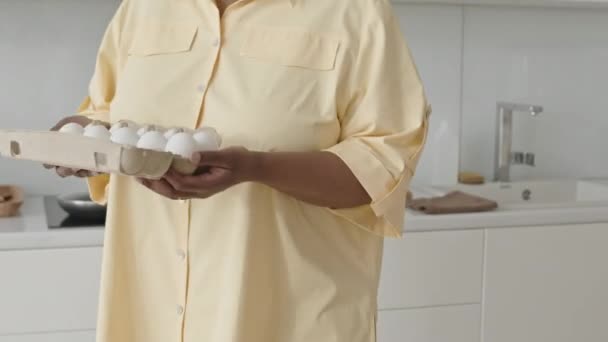 在家里做饭前 将鸡蛋放在厨房桌子上 并使用数码平板电脑的黑人妇女剪下来的照片 — 图库视频影像