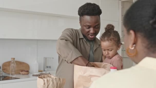 Přes Rameno Záběr Veselé Afroameričan Otec Vykládání Potravin Papírové Tašky — Stock video