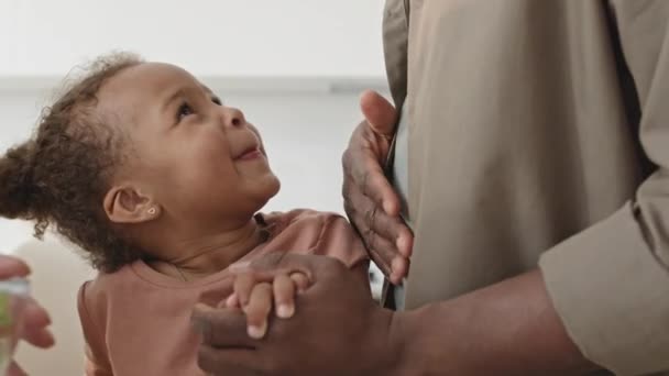 Обрізаний Знімок Афроамериканської Маленької Дівчинки Тримає Руки Татом Салат Мами — стокове відео