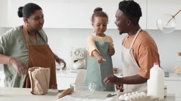 Africká Americká Matka Otec Batole Dcera Dávat Zástěry Diskutovat Ingrediencích — Stock video