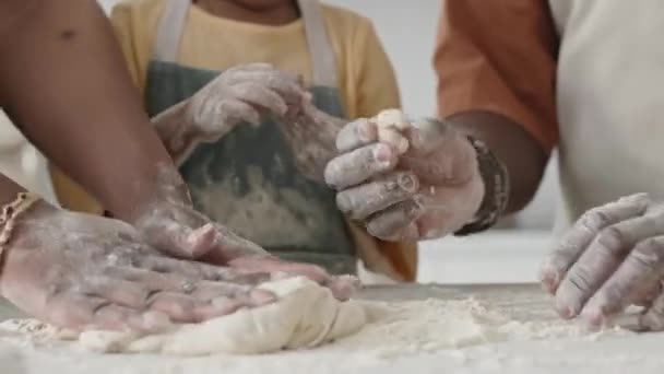 Afro Amerikan Ailenin Evde Birlikte Yemek Pişirirken Mutfak Masasında Hamur — Stok video