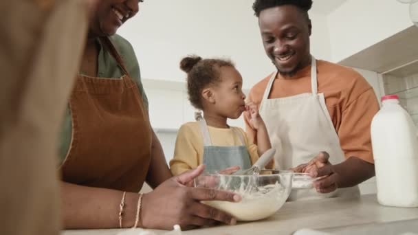 Glada Afroamerikanska Föräldrar Skrattar Småbarn Dotter Försöker Mjöl Samtidigt Baka — Stockvideo