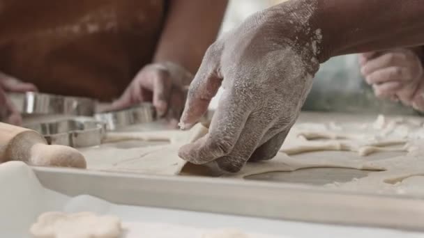 Närbild Skott Händerna Afroamerikanska Familjen Med Hjälp Cookie Cutter Och — Stockvideo