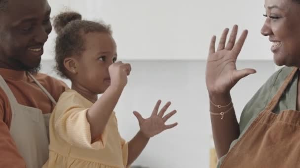 Щасливий Афроамериканський Тато Тримає Грайливу Маленьку Дівчинку Час Радісна Мати — стокове відео