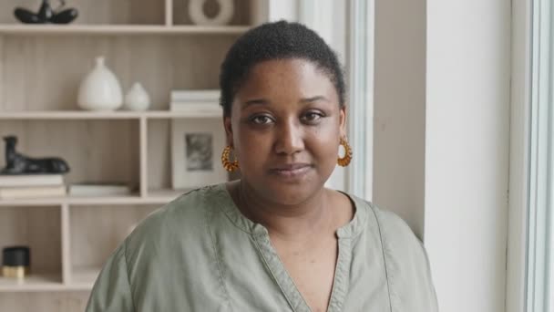 Retrato Mujer Afroamericana Pie Junto Ventana Sala Estar Posando Para — Vídeo de stock
