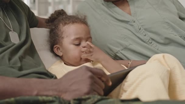 Inclinato Colpo Papà Afroamericano Uniforme Militare Sua Moglie Seduti Insieme — Video Stock