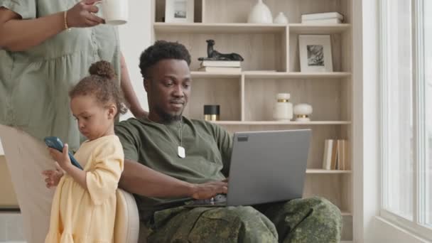 Africký Americký Voják Vojenské Uniformě Sedí Pohovce Doma Pomocí Notebooku — Stock video