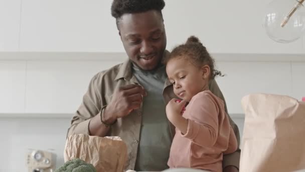 Milující Africký Americký Táta Drží Roztomilé Dcerušky Zbraně Vykládání Potravin — Stock video