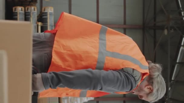 Tiro Vertical Trabalhador Armazém Vestuário Reflexivo Puxando Caminhão Palete Mão — Vídeo de Stock